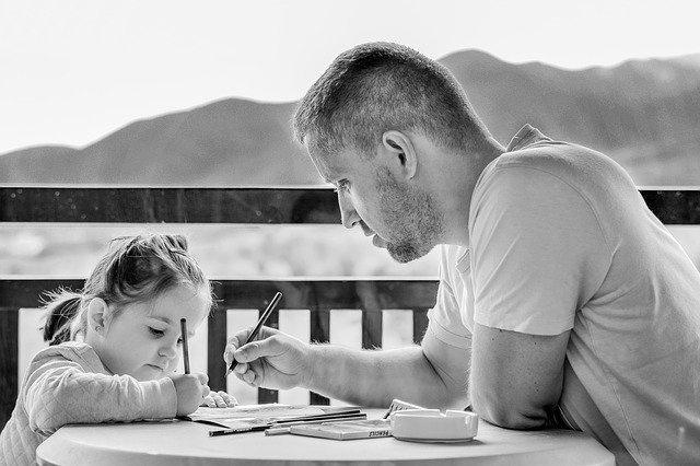 Papá dibujando con su hija